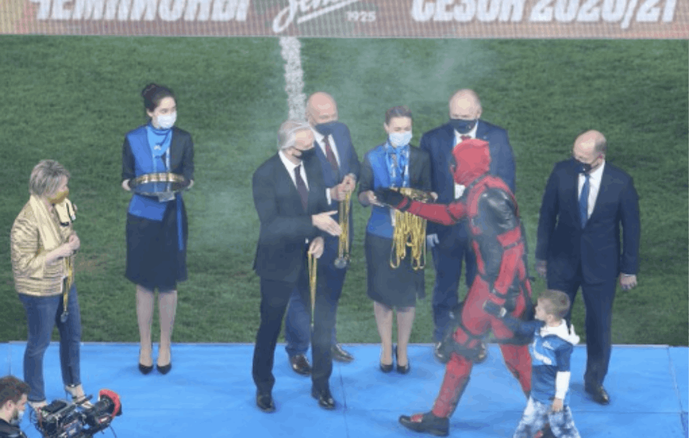 ZENIT TITULU ŠAMPIONA RUSIJE PROSLAVIO NA VRLO <span style='color:red;'><b>ORIGINALAN</b></span> NAČIN: Trofej primio KAPITEN DEDPUL! (VIDEO) 